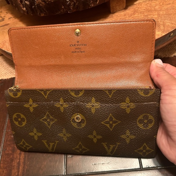 Authentic Louis Vuitton Monogram Portefeiulle Sarah long bifold wallet. - Picture 7 of 15